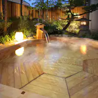 Pemandian terbuka yang terbuat dari kayu Hinoki.