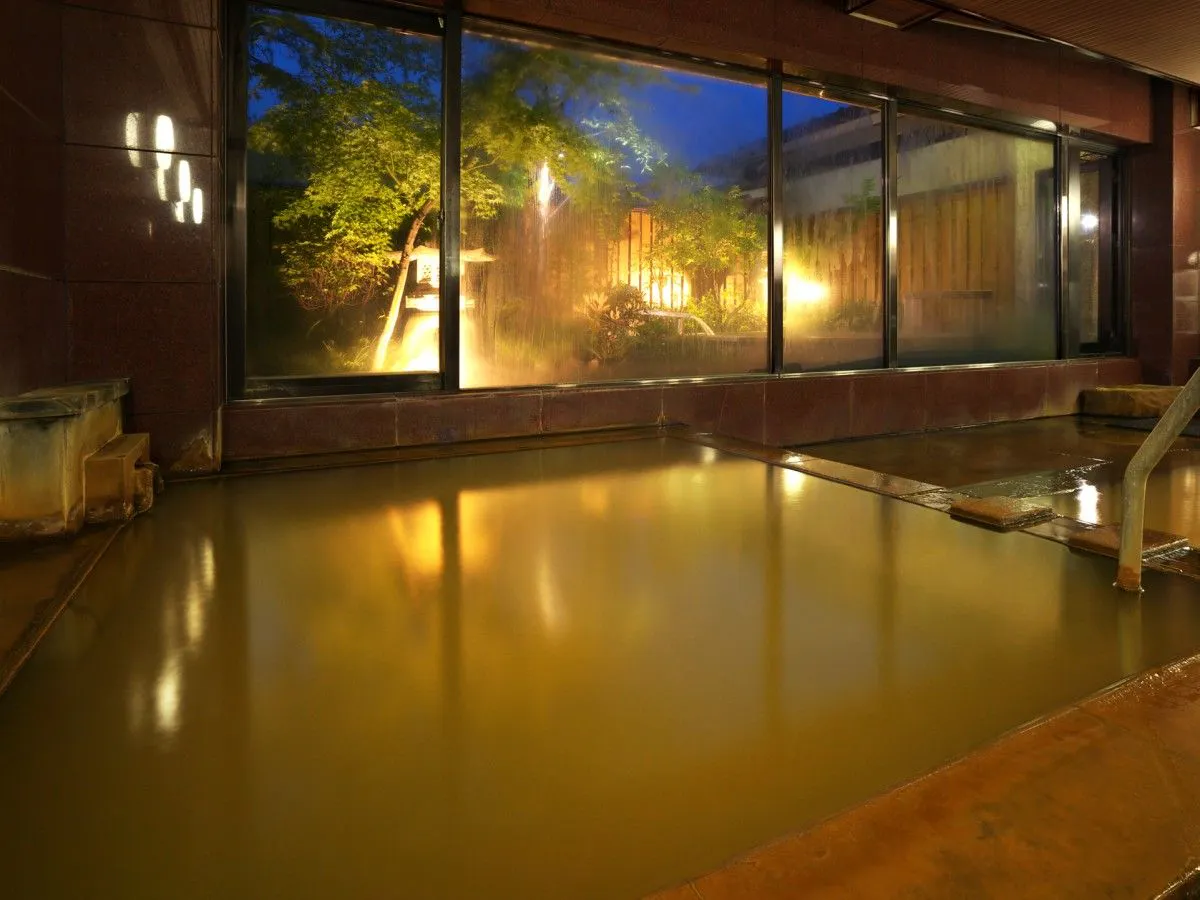 Pemandian umum dengan aliran air emas.