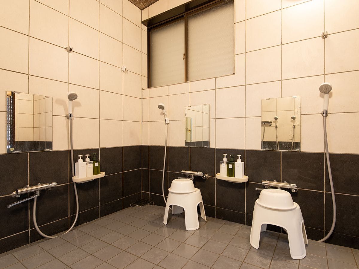 *ห้องอาบน้ำชาย