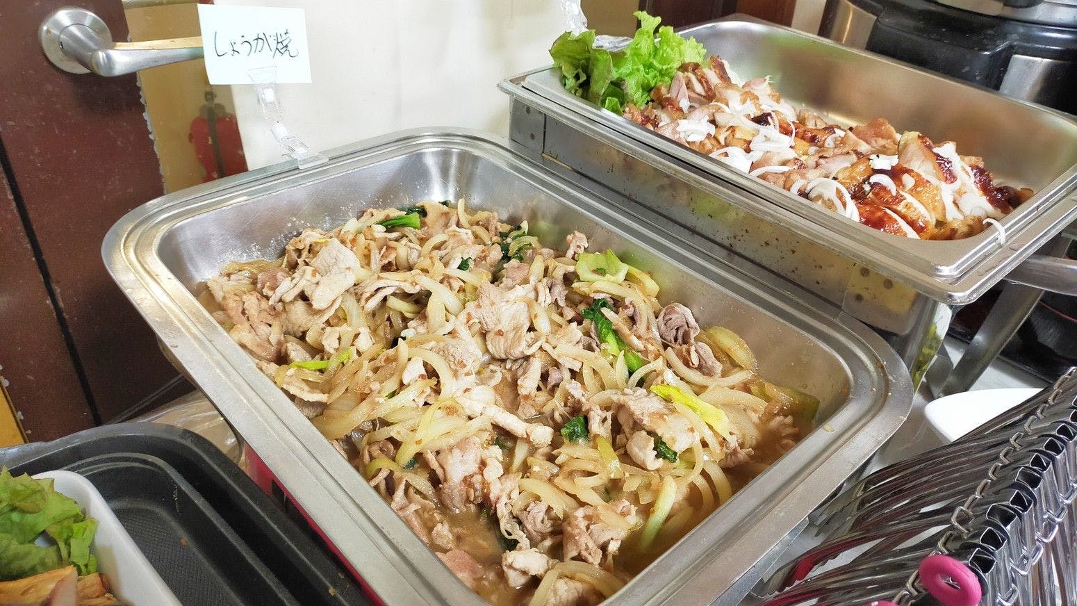 Sarapan prasmanan gratis yang populer di penginapan kami.