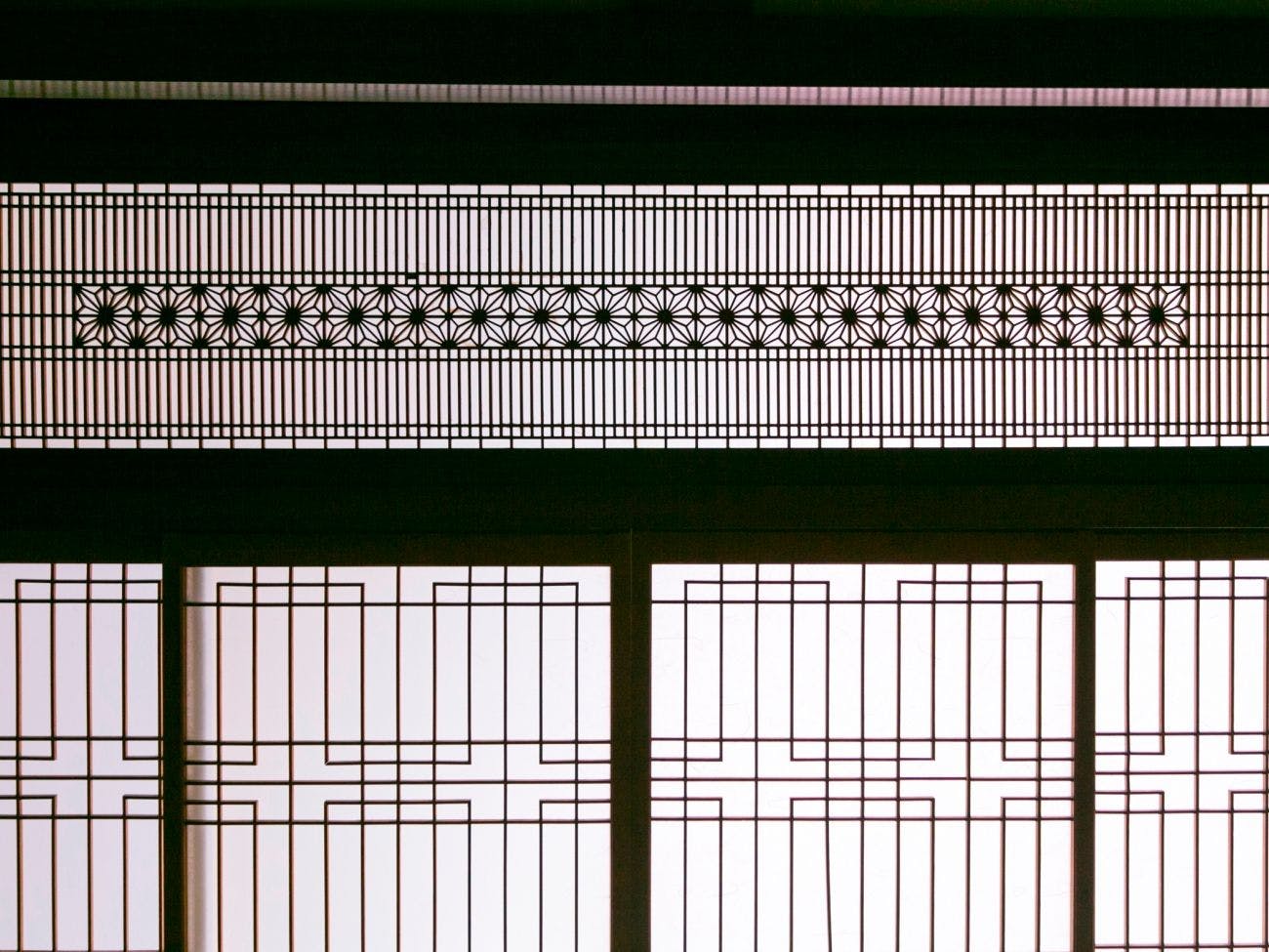 정교하게 디자인된 대나무 문.