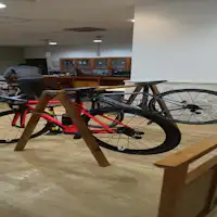 Tempat parkir sepeda balap