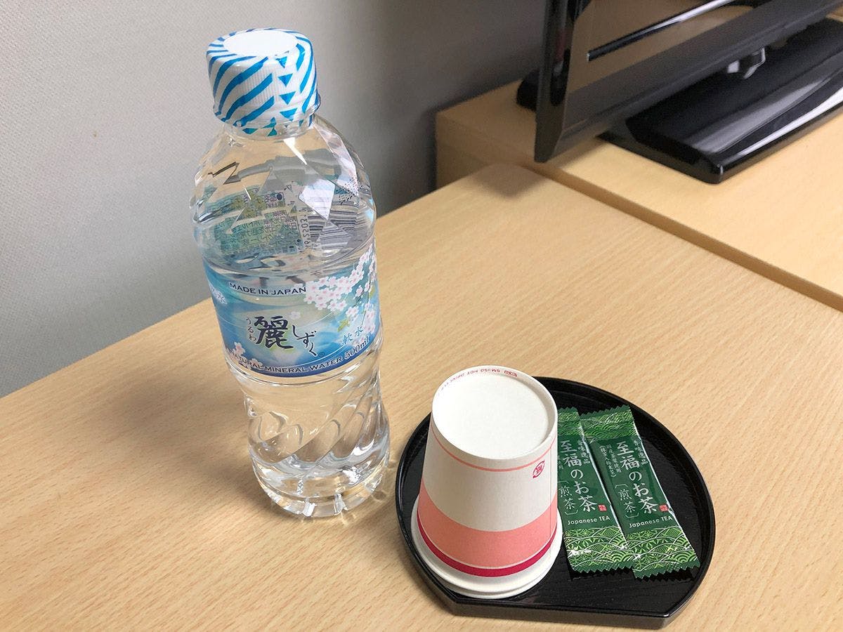 Setiap orang disediakan satu botol air mineral.