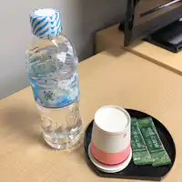 Setiap orang disediakan satu botol air mineral.