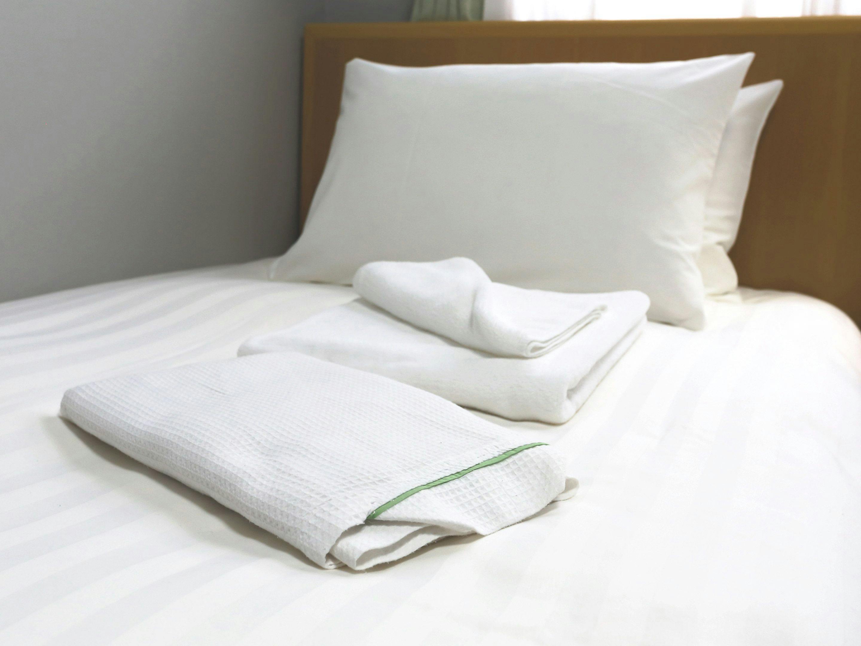 Handuk dan pakaian tidur