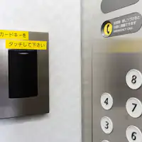 - Lift dengan sistem kartu kunci