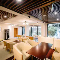 ล็อบบี้กว้างขวางและสว่างไสว