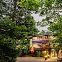 โรงแรมที่ตั้งอยู่บนถนนฮาโตยามะในคารุอิซาวะ