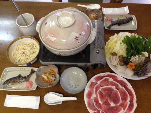 เพลิดเพลินกับเนื้อหมูป่าที่เลี้ยงในภูเขาคิอิท้องถิ่น