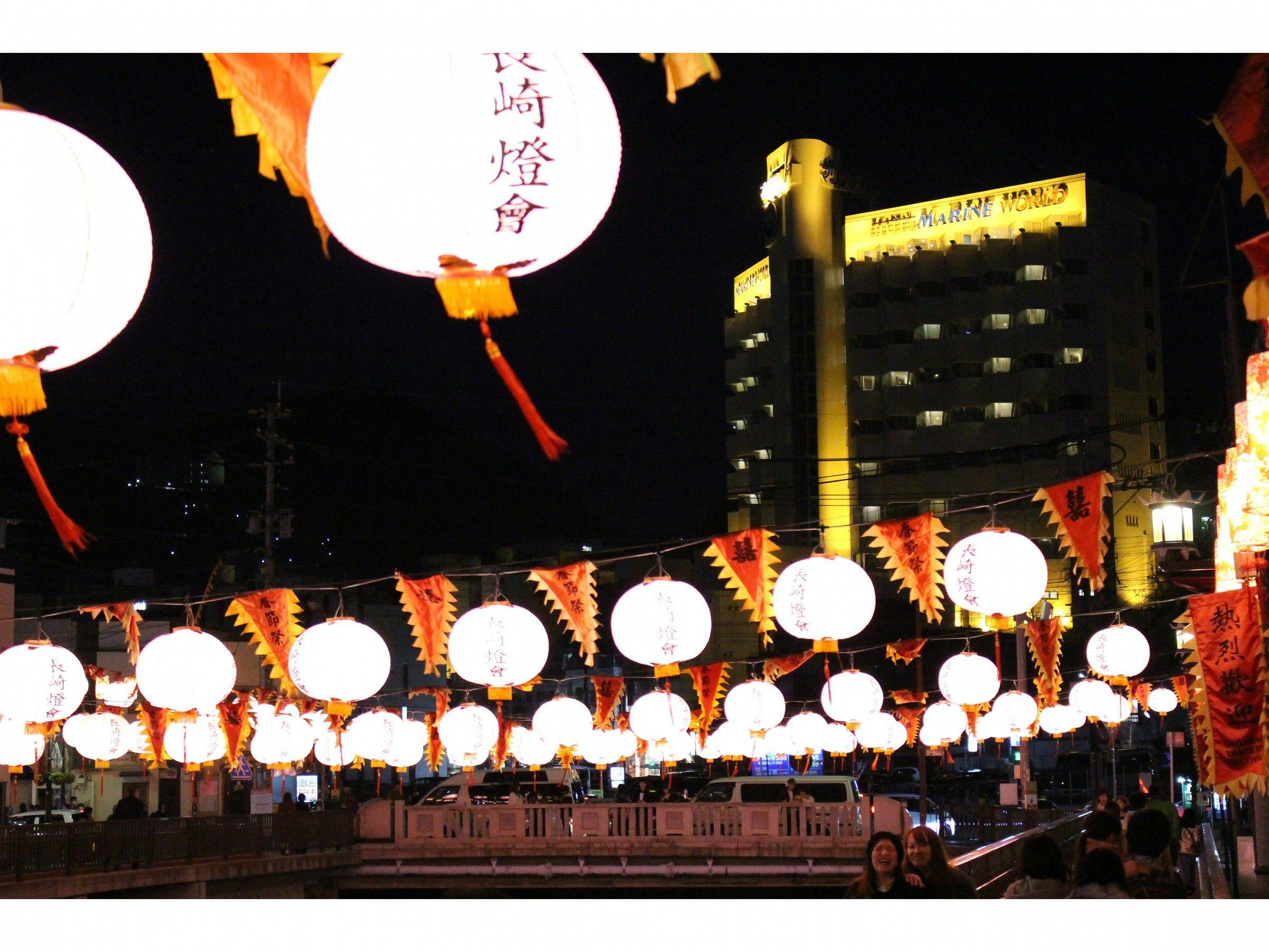 โคมไฟและโรงแรม