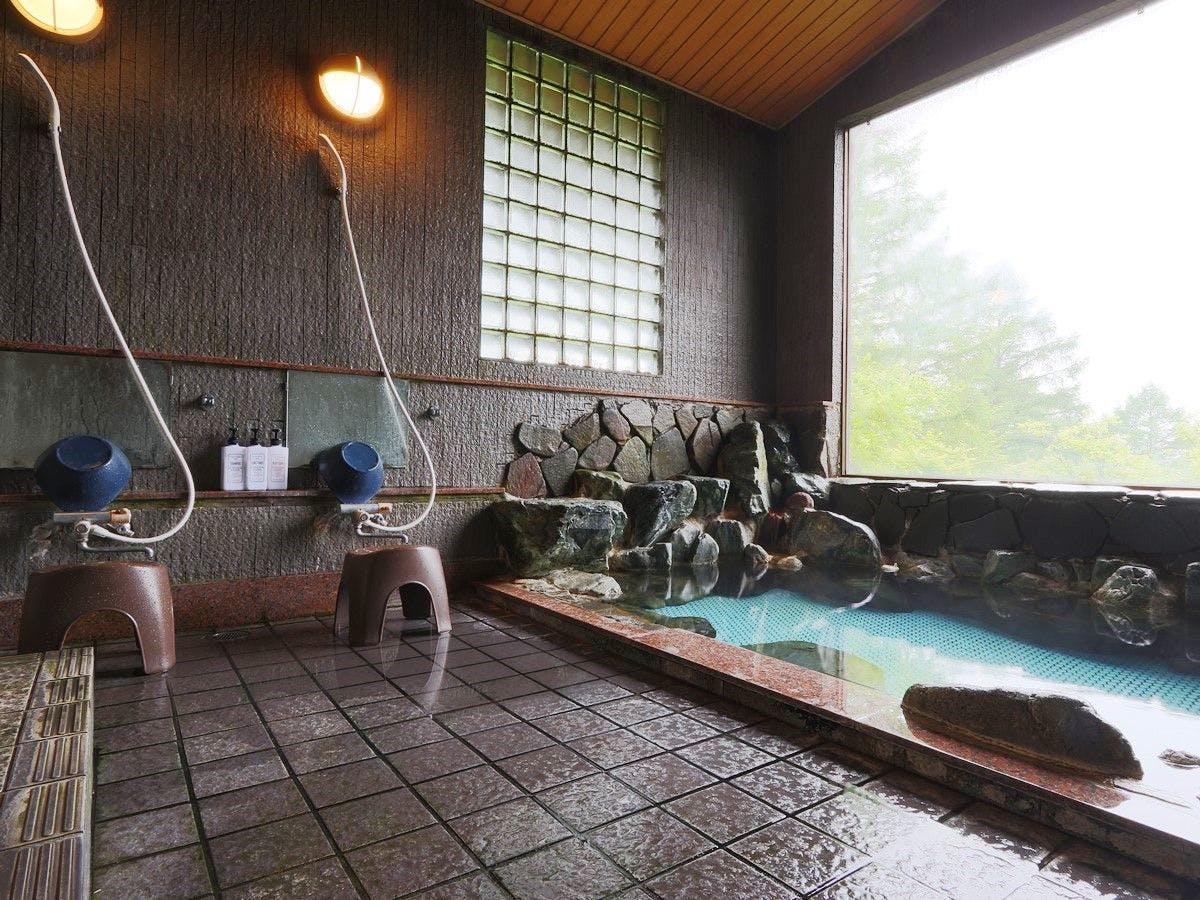 Mata air panas dengan aliran air yang banyak, kolam batu di Mata air panas Serigazawa