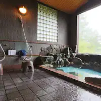 Mata air panas dengan aliran air yang banyak, kolam batu di Mata air panas Serigazawa