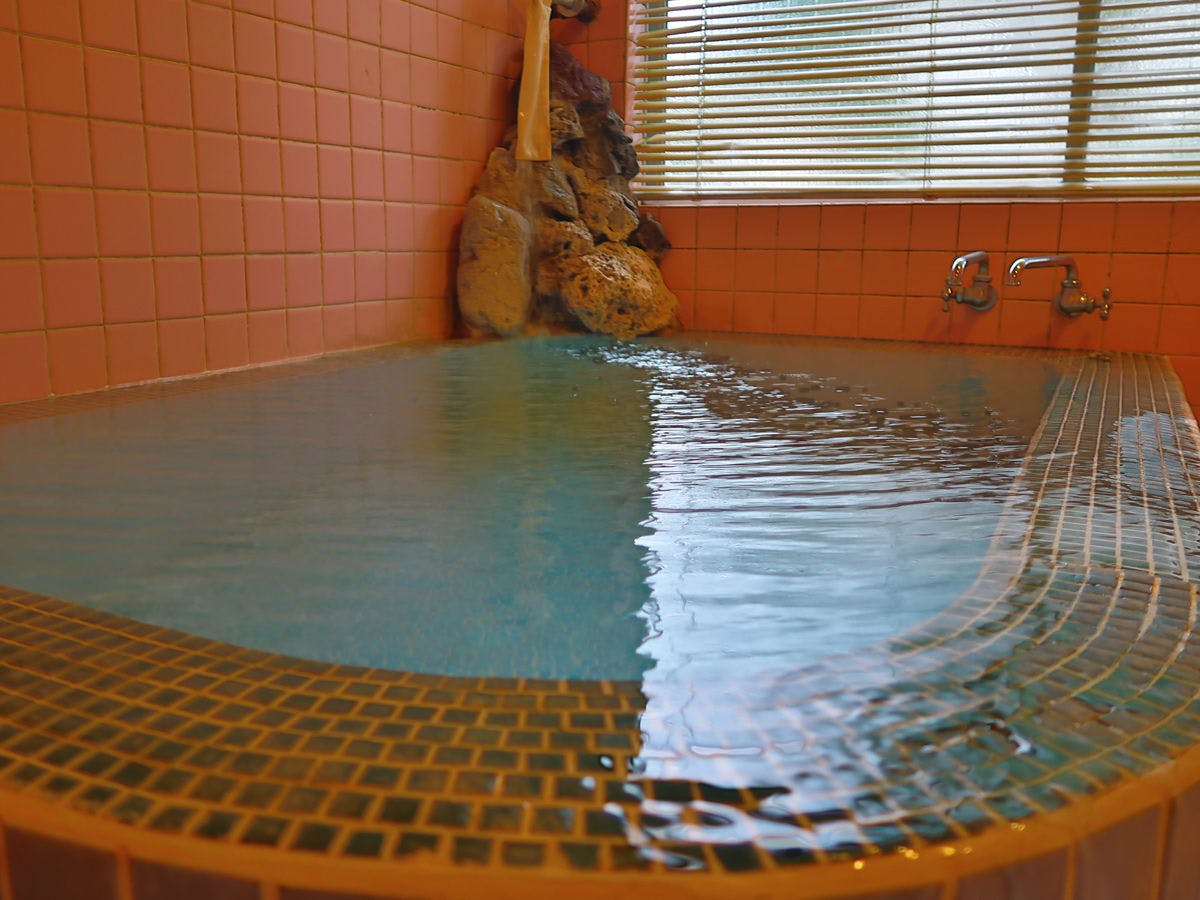 น้ำพุร้อนไร้สี ใส และให้สัมผัสที่ลื่น