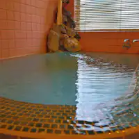 น้ำพุร้อนไร้สี ใส และให้สัมผัสที่ลื่น