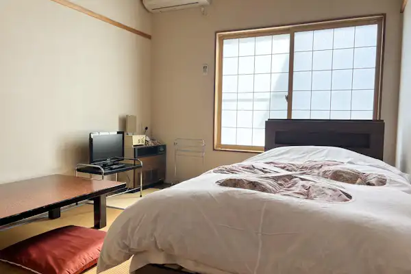 ตัวอย่างการใช้เตียงในห้องเสื่อทาทามิขนาด 6 เสื่อ