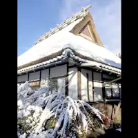หลังคามุงจากที่มีทิวทัศน์หิมะที่สวยงามเป็นเอกลักษณ์