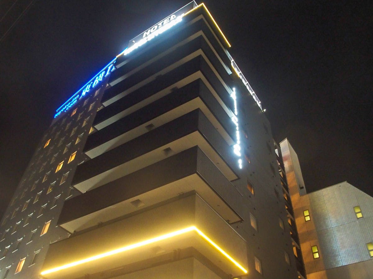 Hotel tampak luar (malam hari)