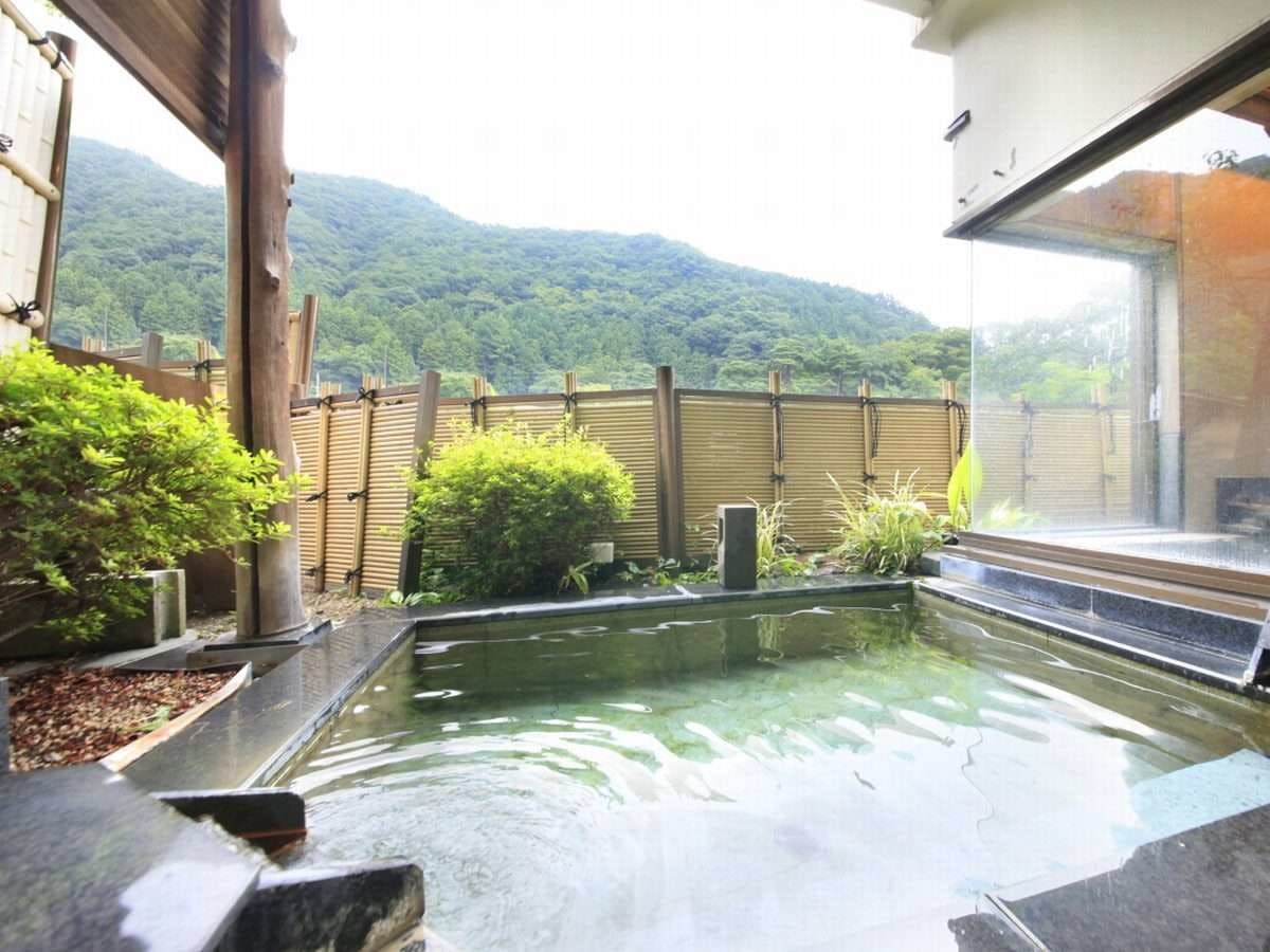 "Yama no Yu" - Pemandian terbuka dengan pemandangan pegunungan yang menakjubkan.