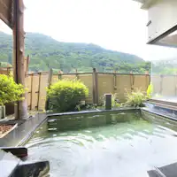 "Yama no Yu" - Pemandian terbuka dengan pemandangan pegunungan yang menakjubkan.