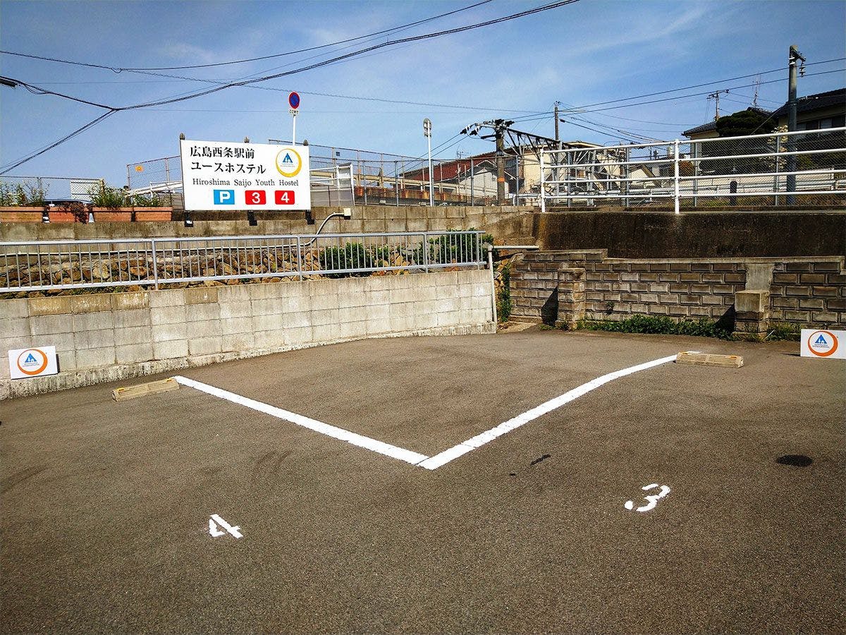 - Tempat parkir kontrak tersedia untuk maksimal 3 mobil berdasarkan urutan kedatangan.