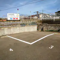 - Tempat parkir kontrak tersedia untuk maksimal 3 mobil berdasarkan urutan kedatangan.