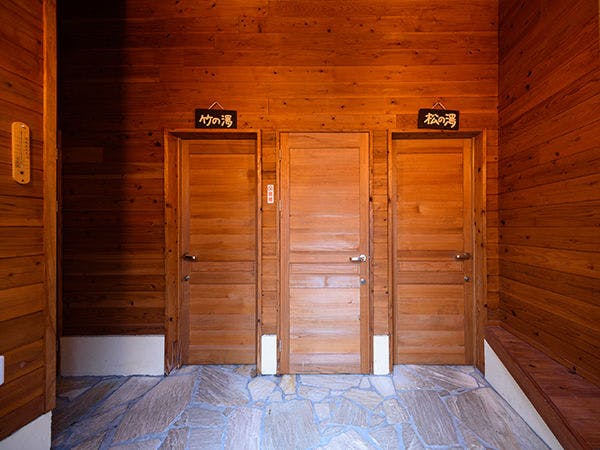 ทางเข้าห้องอาบน้ำกลางแจ้งส่วนตัว