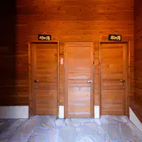 ทางเข้าห้องอาบน้ำกลางแจ้งส่วนตัว