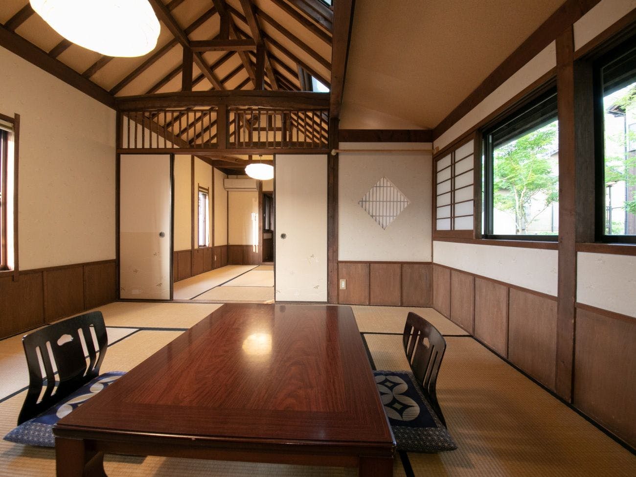 본관 '츠루미'는 6다다미와 8다다미의 두 방이 연결되어 있습니다.