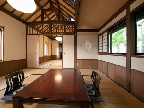 본관 '츠루미'는 6다다미와 8다다미의 두 방이 연결되어 있습니다.