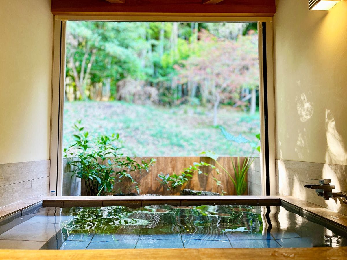 Kolam air panas terbuka dengan suasana yang menyegarkan