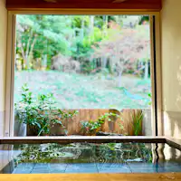 Kolam air panas terbuka dengan suasana yang menyegarkan