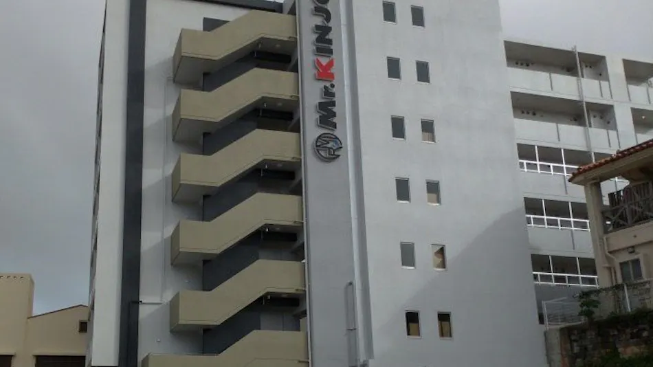 Mr.KINJO in front of Children's Hospital