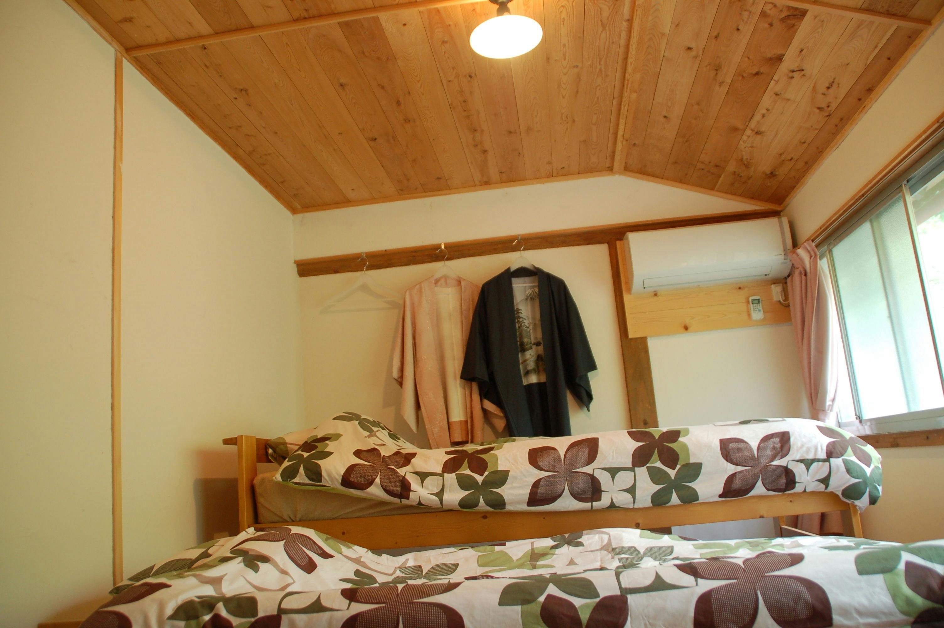 ใช้เตียงสองชั้นแบบพับได้พร้อมขั้นบันได