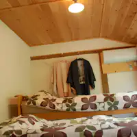 ใช้เตียงสองชั้นแบบพับได้พร้อมขั้นบันได