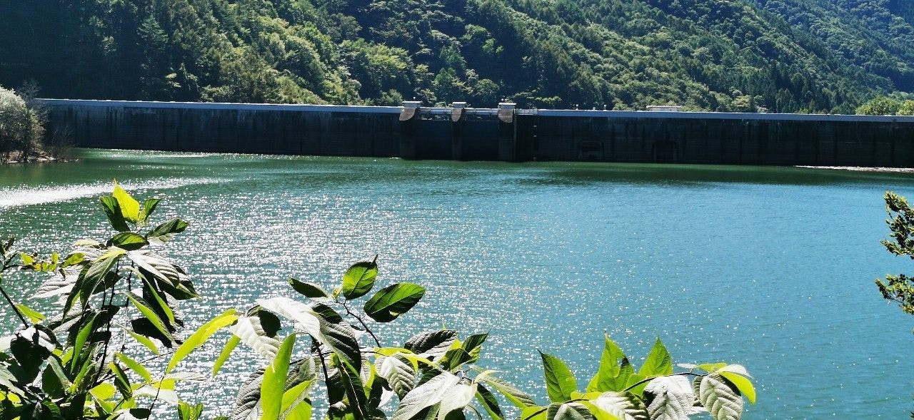 ขับรถชมวิวริมทะเลสาบเขื่อนอันยิ่งใหญ่