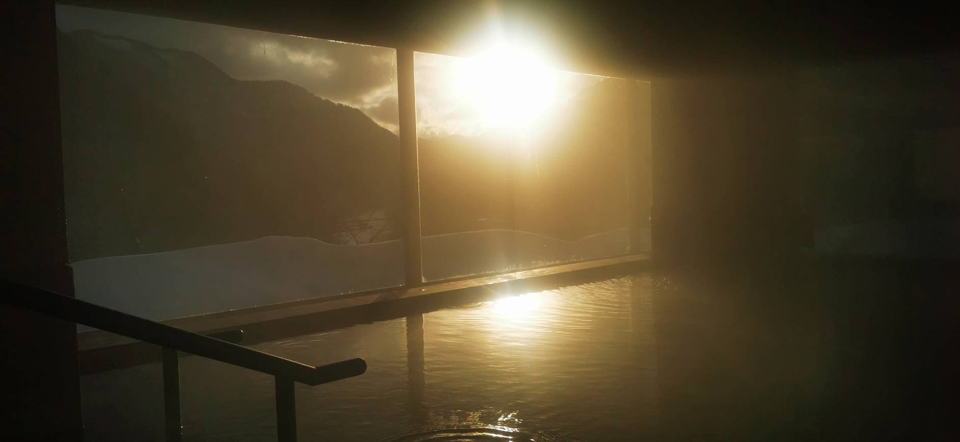 ทะเลสาบเขื่อนและพระอาทิตย์ตกจากห้องอาบน้ำสาธารณะ