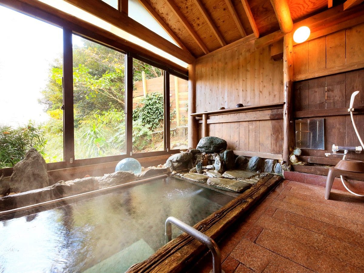 น้ำพุร้อน｜มีทางลาดและราวจับ ปลอดภัย.