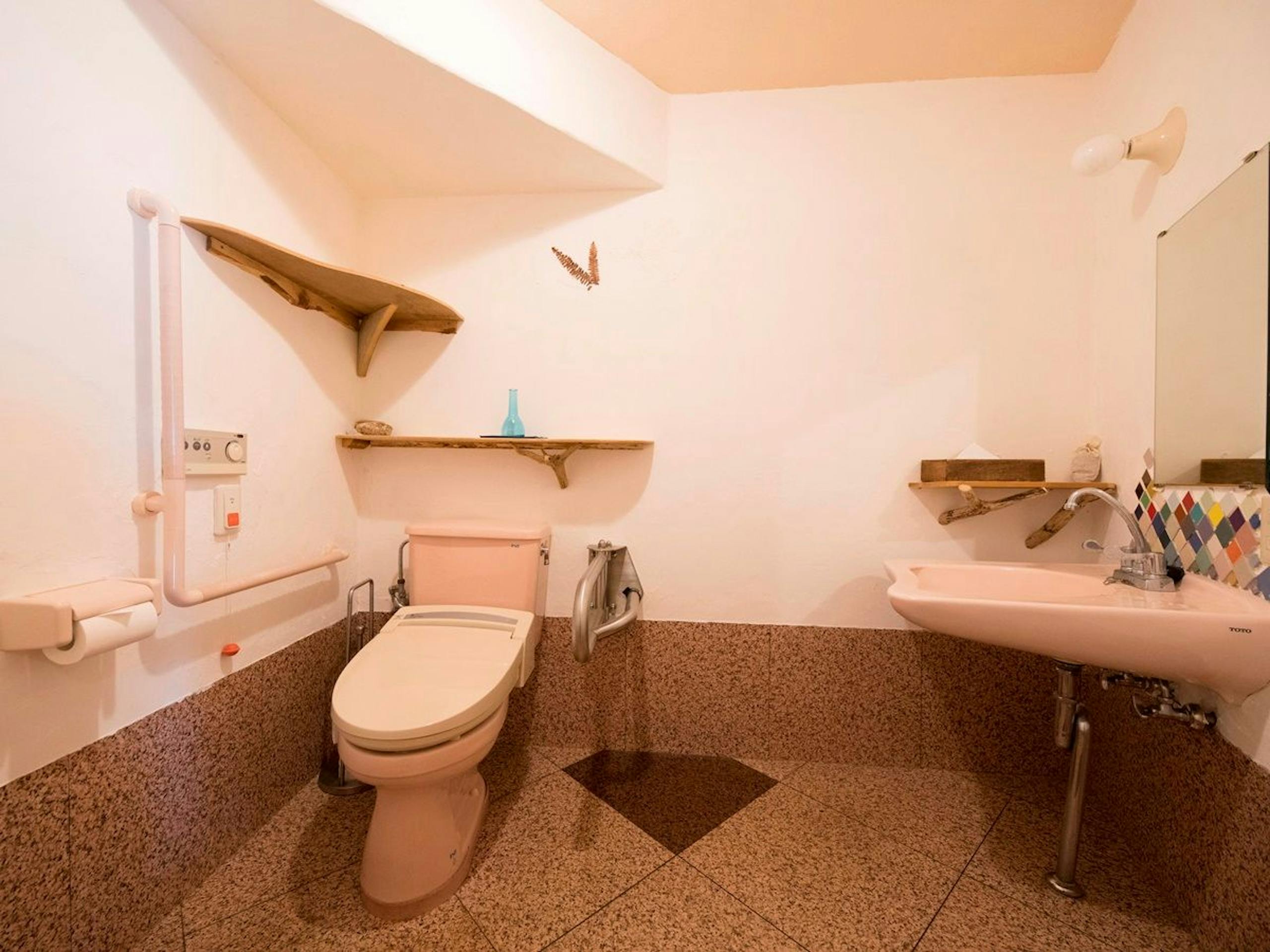 【ウェルカム・イン サニーステップ】バリアフリー対応マッサージチェア付き客室（最大３名・20平米）のトイレ