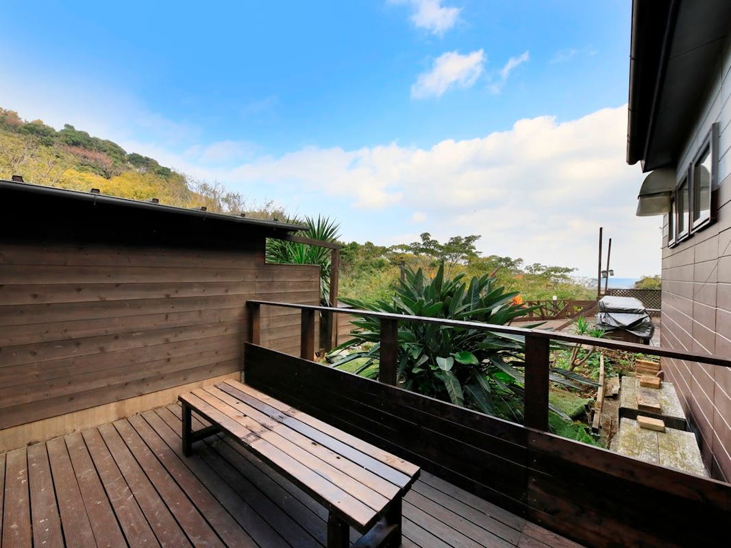 【ウェルカム・イン サニーステップ】バリアフリー対応マッサージチェア付き客室(最大3名・20平米)のウッドデッキ