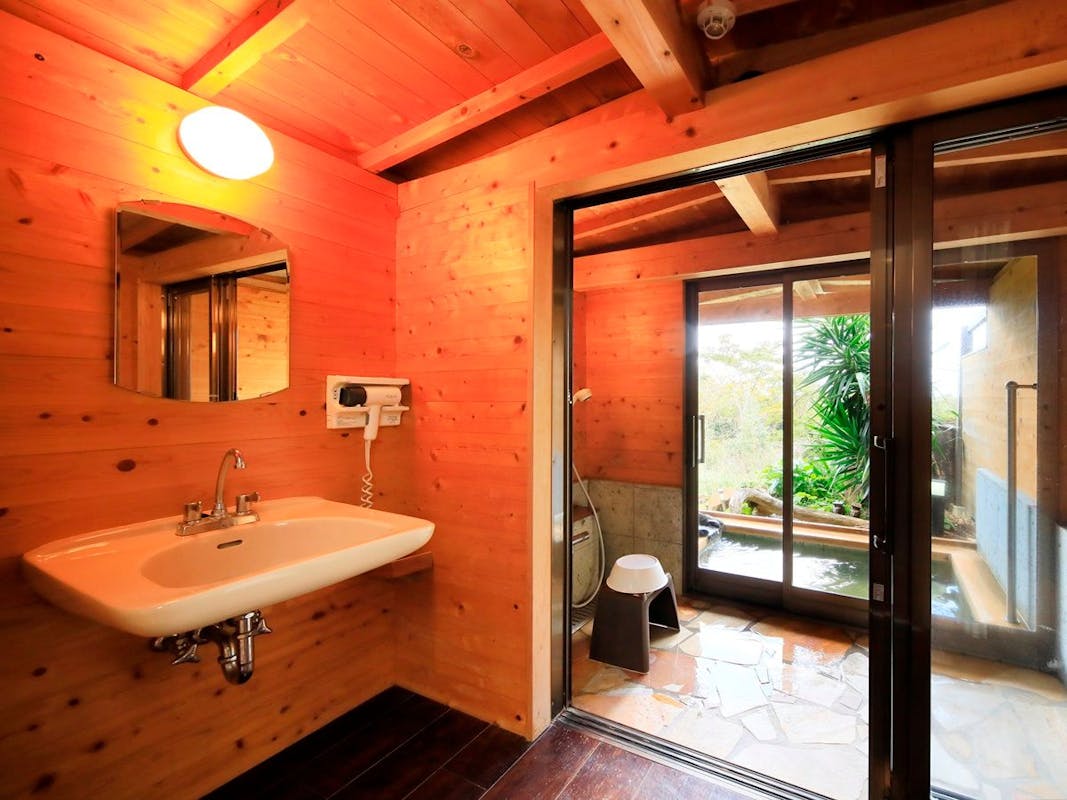 【ウェルカム・イン サニーステップ】バリアフリー対応露天風呂付き客室(最大6名・42平米)の露天風呂