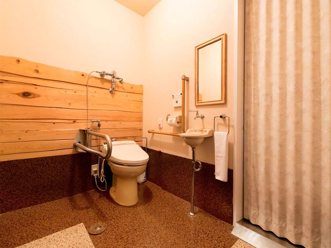 【ウェルカム・イン サニーステップ】バリアフリー対応露天風呂付き客室（最大６名・42平米）のトイレ