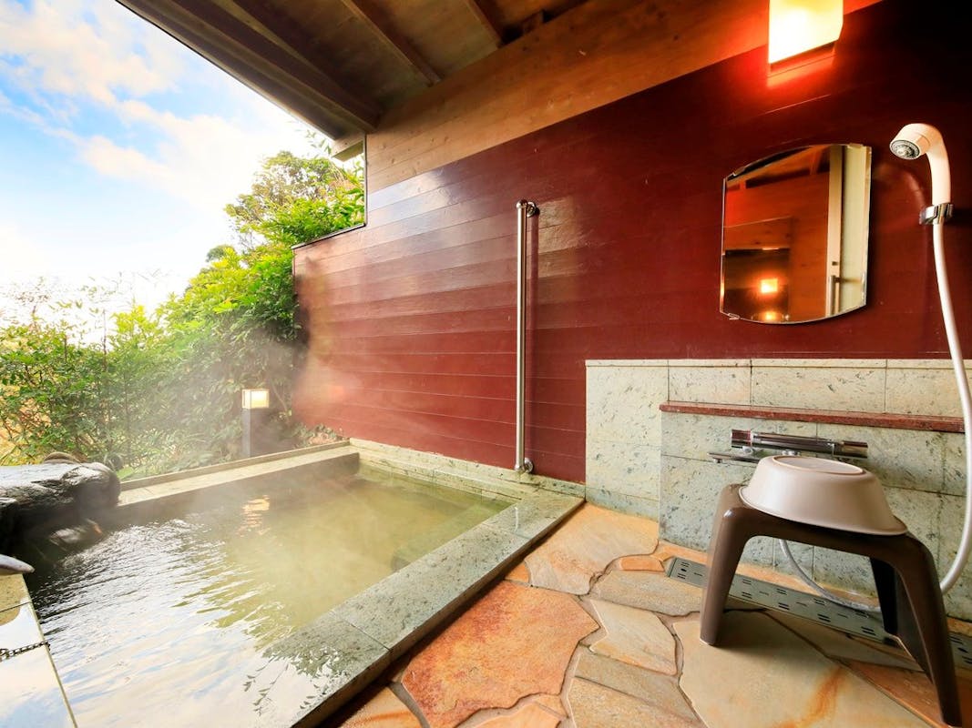 【ウェルカム・イン サニーステップ】バリアフリー対応露天風呂付き客室(最大6名・42平米)の露天風呂