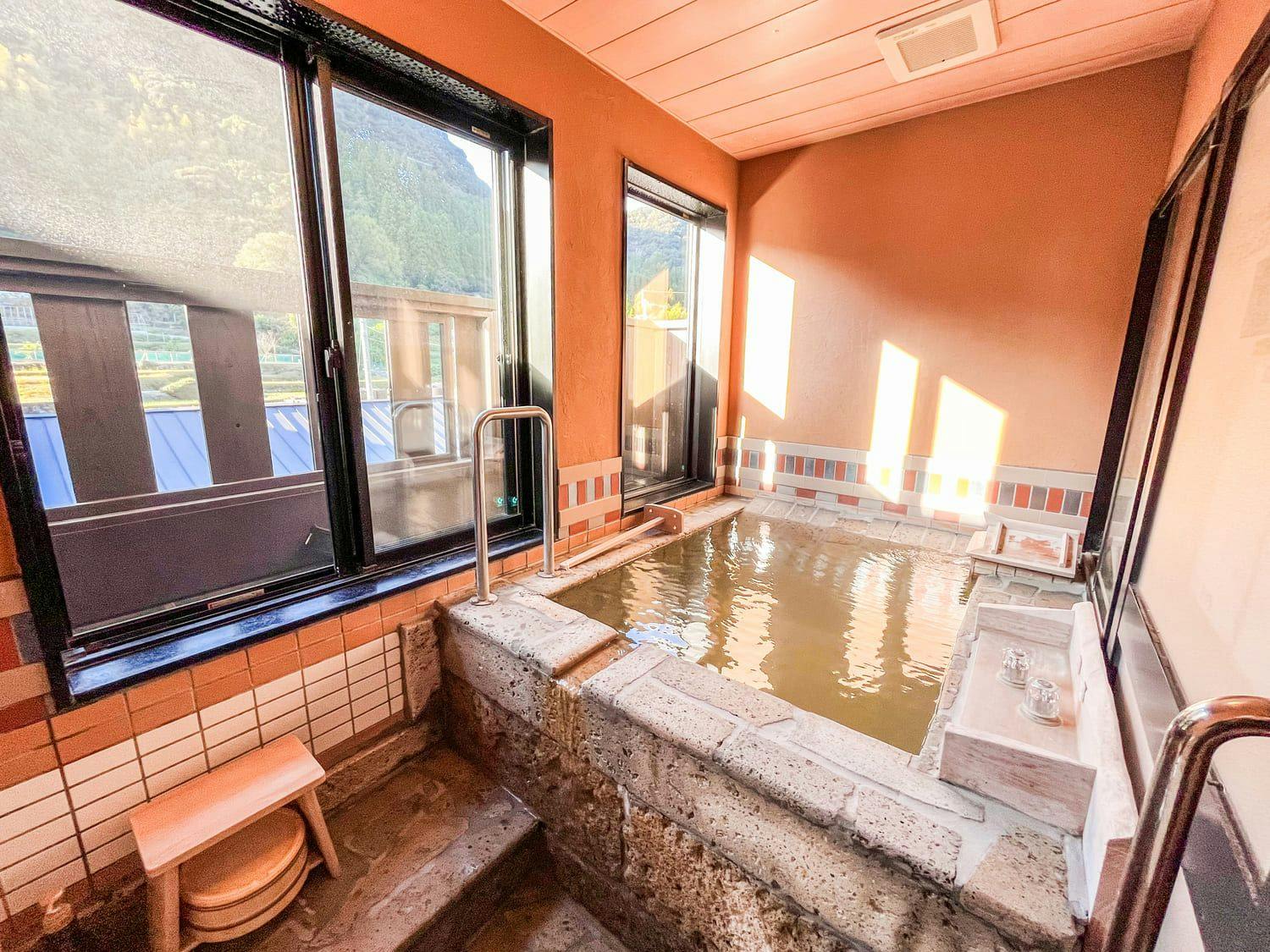 Kamar utama 211-220 dengan pemandian air panas alami.