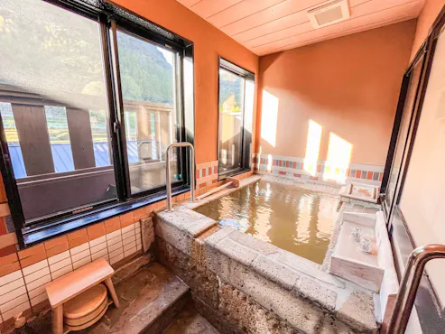 Kamar utama 211-220 dengan pemandian air panas alami.