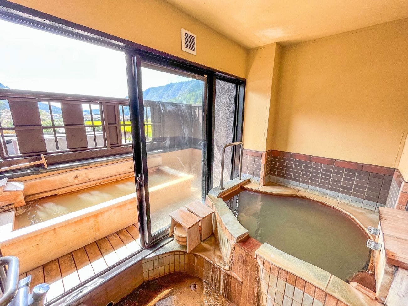 อาคารหลัก 201-203 พร้อมอ่างอาบน้ำในร่มและกลางแจ้งที่ใช้น้ำพุร้อนธรรมชาติ