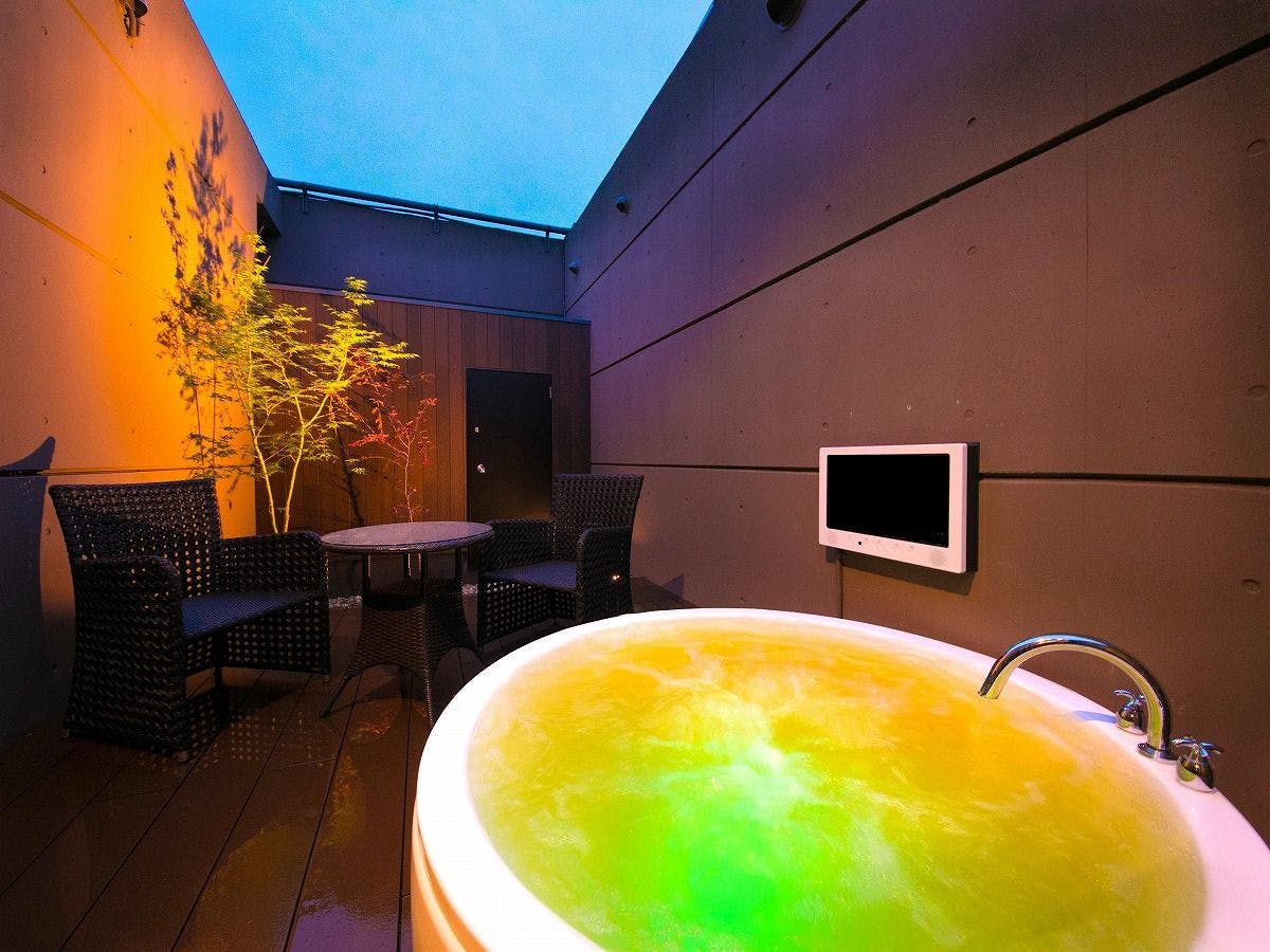 日式和西式房間，配有按摩浴缸