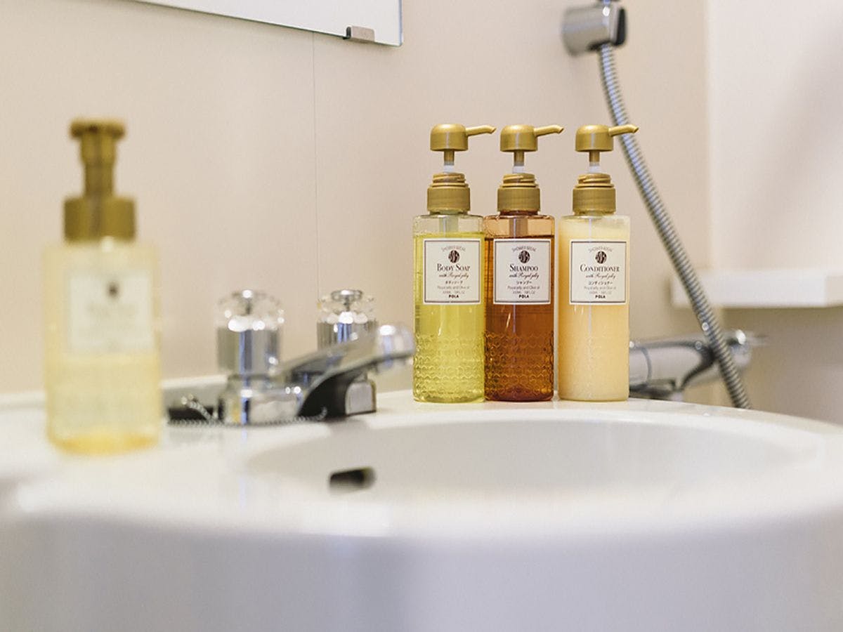 - สิ่งอำนวยความสะดวกในห้องน้ำ POLA พร้อมกลิ่นหอมที่น่ารื่นรมย์.