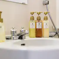 - สิ่งอำนวยความสะดวกในห้องน้ำ POLA พร้อมกลิ่นหอมที่น่ารื่นรมย์.