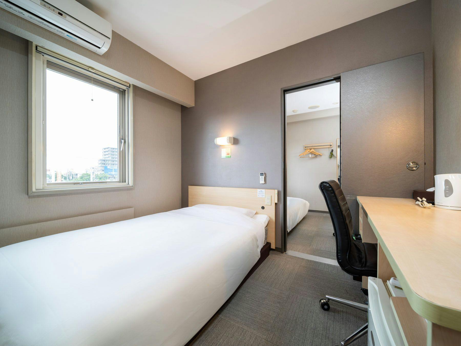 Dua Bilik boleh diakses melalui pintu dalaman.