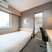 Dua Bilik boleh diakses melalui pintu dalaman.